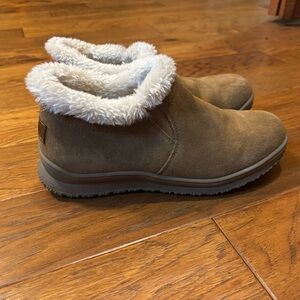 Minnetonka Brown Suede Slippers with Cream Fleece Trim
